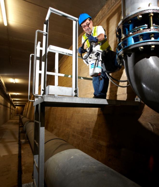 Operario de Aigües Sabadell en el interior del depósito de Can Llong