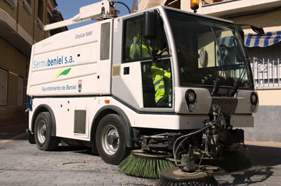 Sweeping-vacuuming vehicle